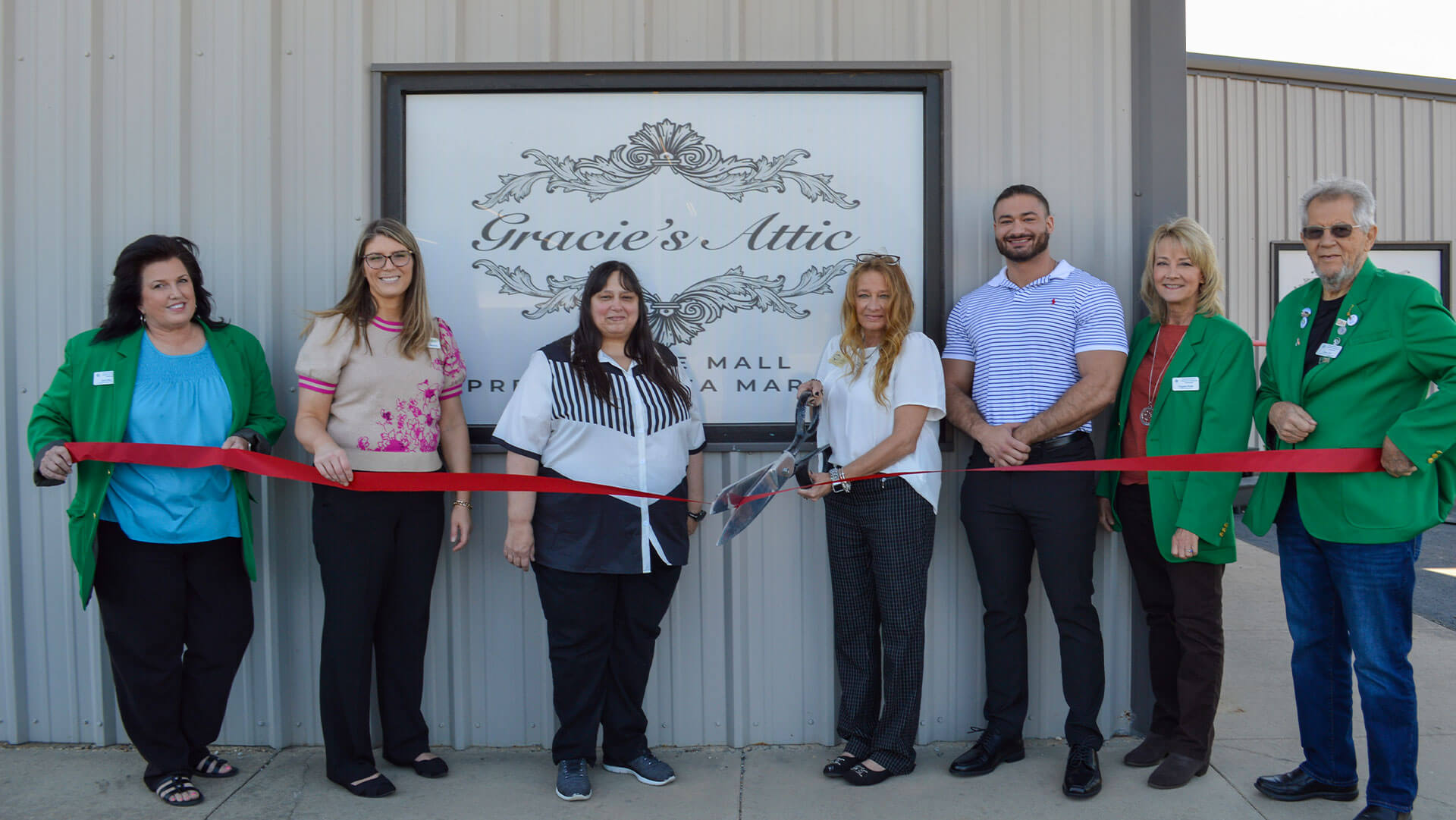 Gracie's Attic Cuts a Ribbon on their new Premium Flea Market & Antique Mall!