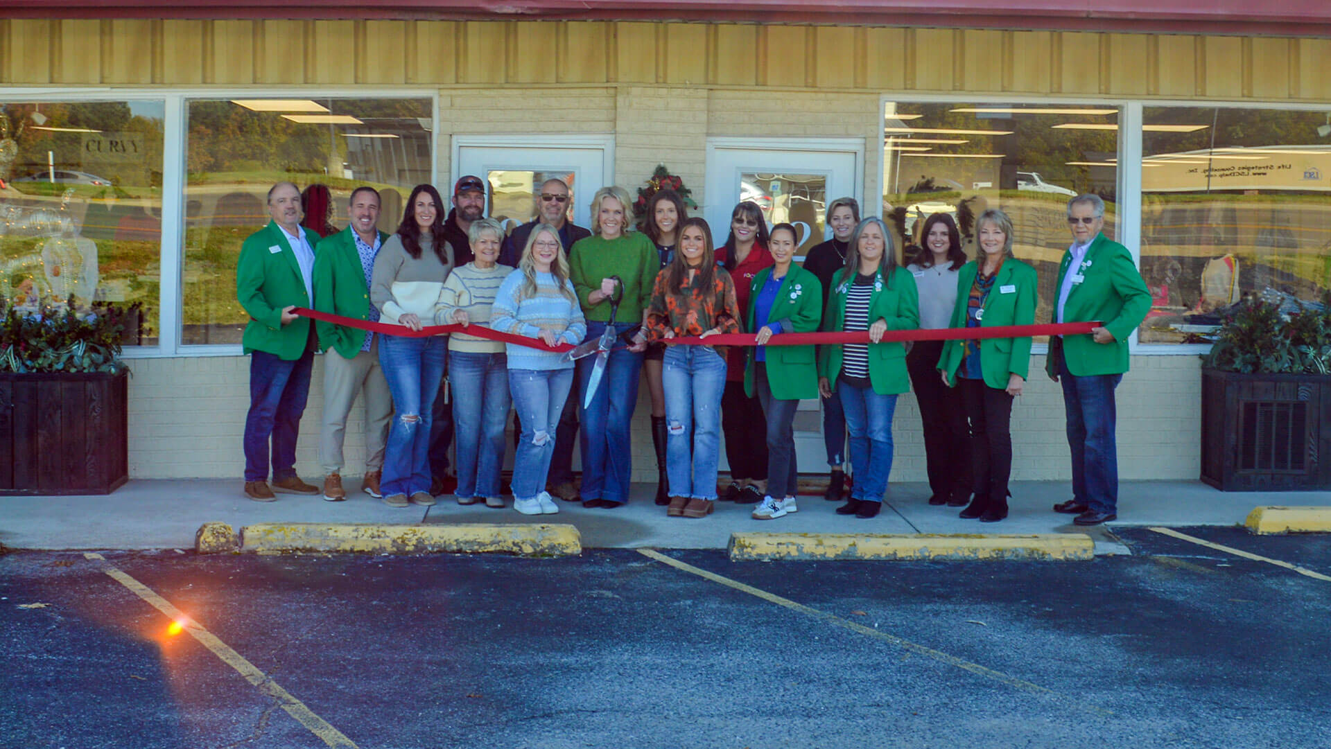 22 Lou Boutique Cuts a Ribbon!
