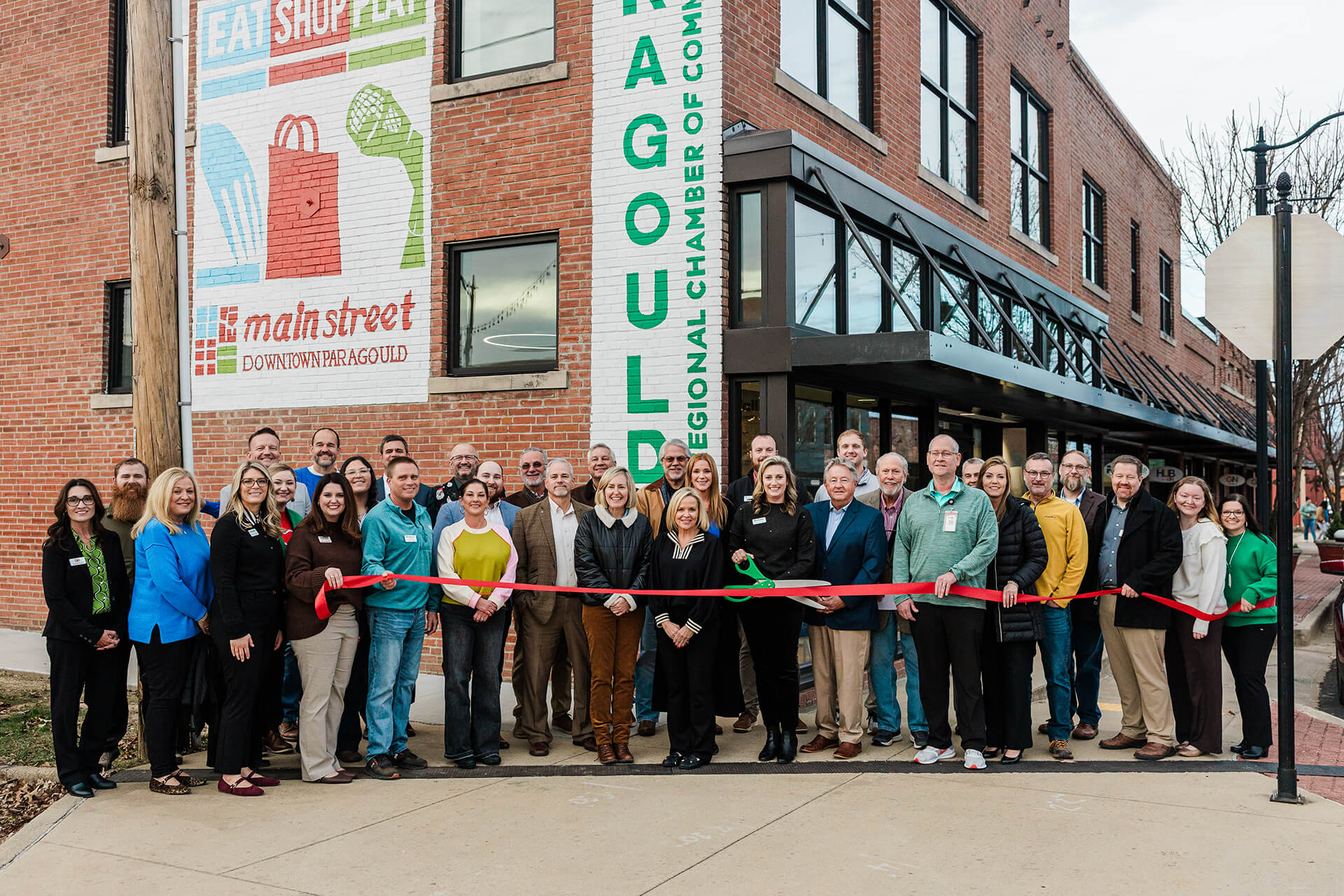 Ceremony moment during the ribbon cutting for the new Paragould Regional Chamber of Commerce office