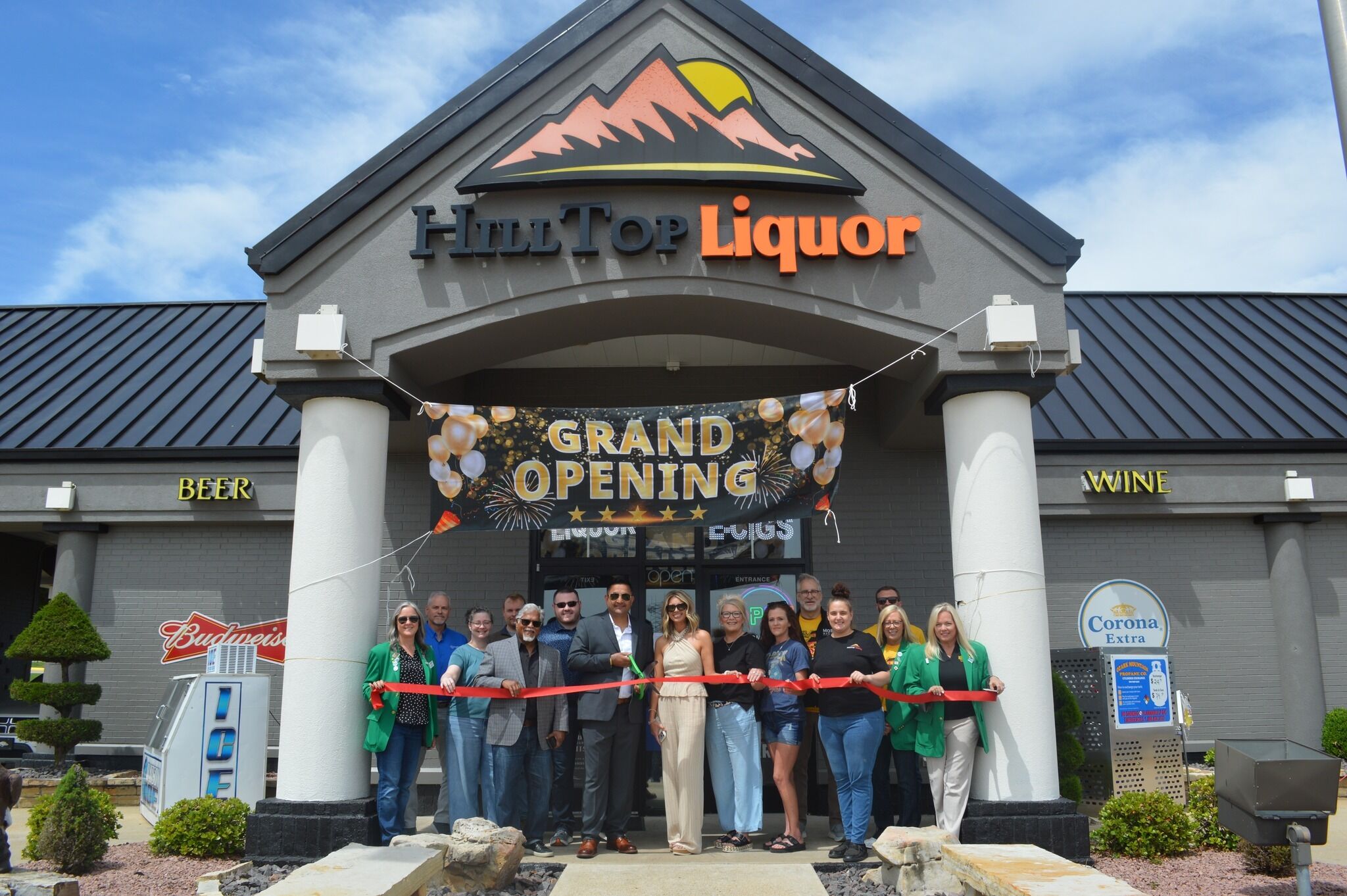 Hill Top Liquor Cuts a Ribbon